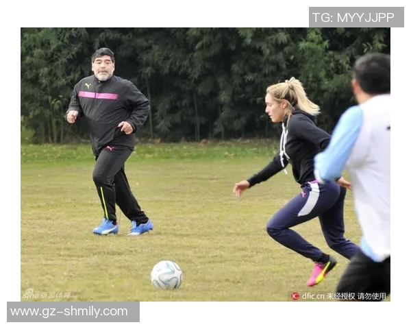 足球明星与女友甜蜜接吻瞬间曝光引发粉丝热议与羡慕