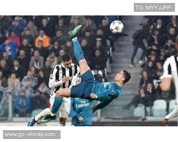 足球明星背影射门瞬间展现力量与激情的完美结合