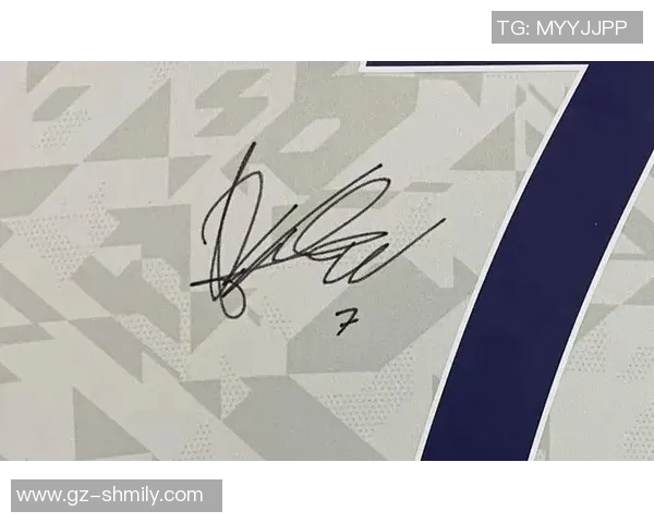 足球明星亲自送出签名球衣的感人瞬间视频分享