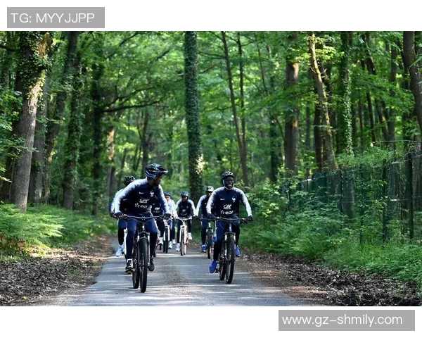 足球明星骑行高清视频展现运动魅力与生活乐趣的完美结合