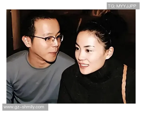 足球明星妻子们的魅力瞬间大揭秘美丽与爱情交织的精彩画面